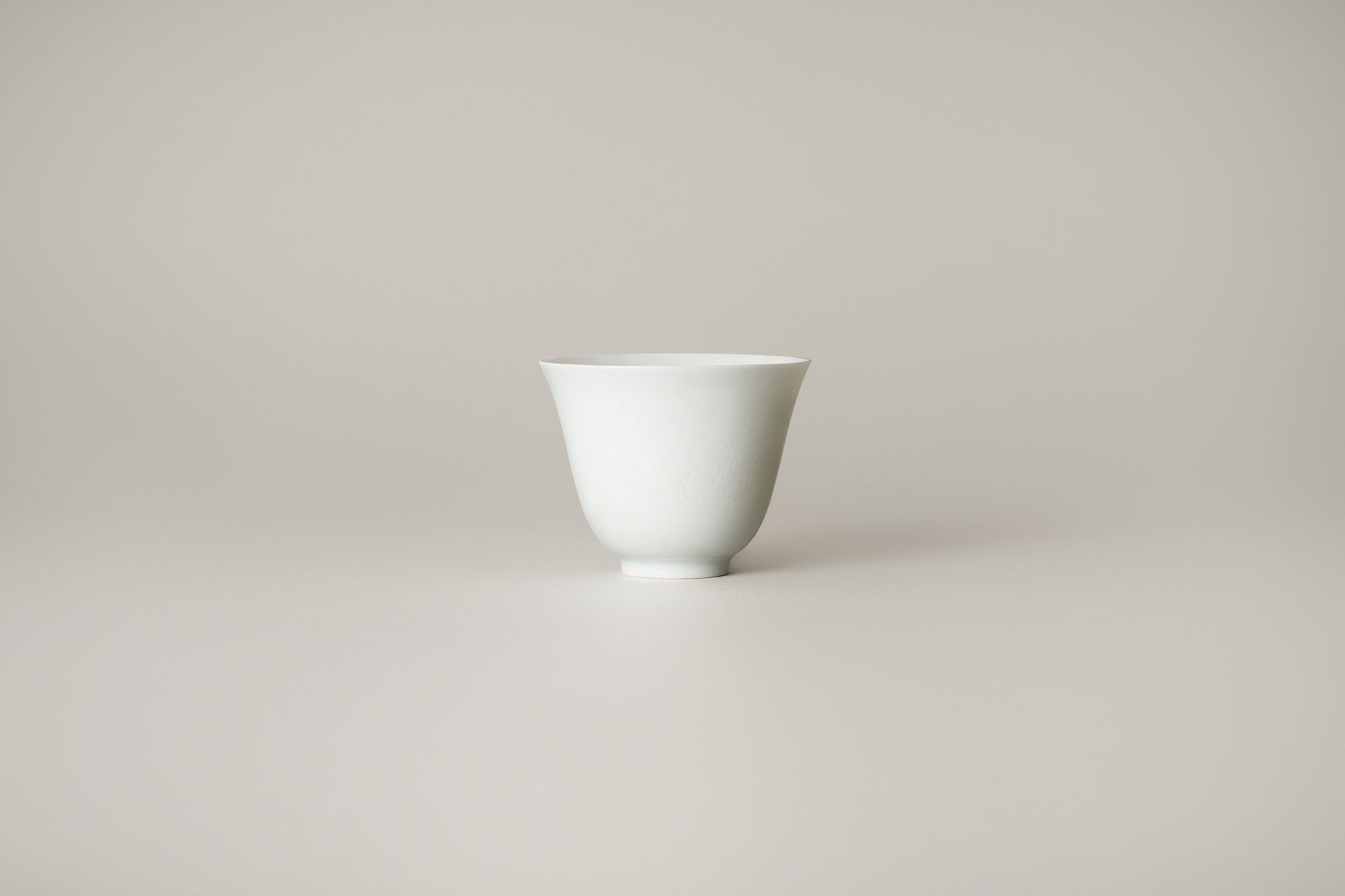 明成化  甜白釉暗刻龙纹杯