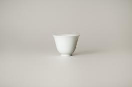 明成化  甜白釉暗刻龙纹杯