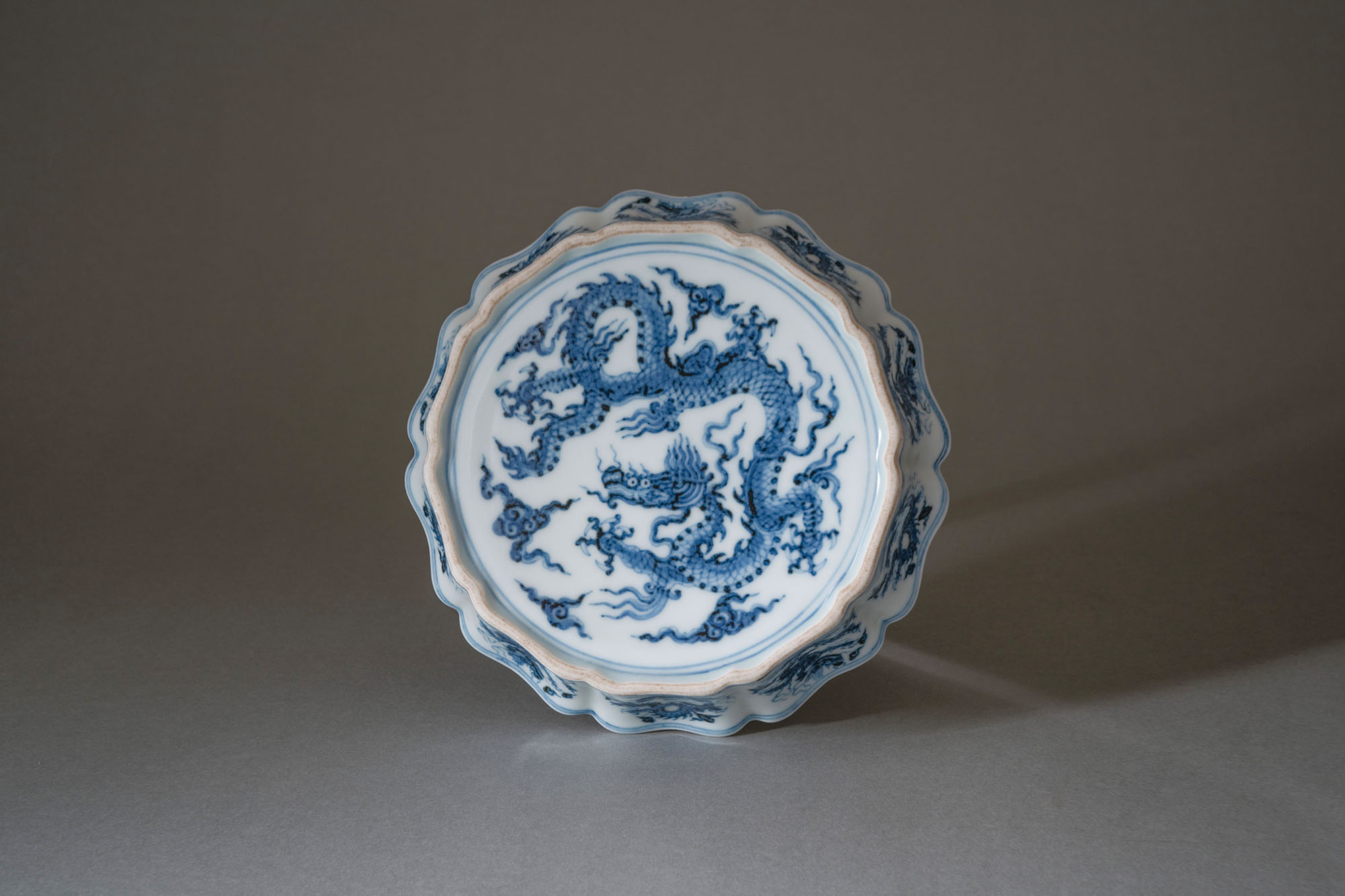 明宣德 青花内外底龙戏珠纹十棱葵瓣式洗