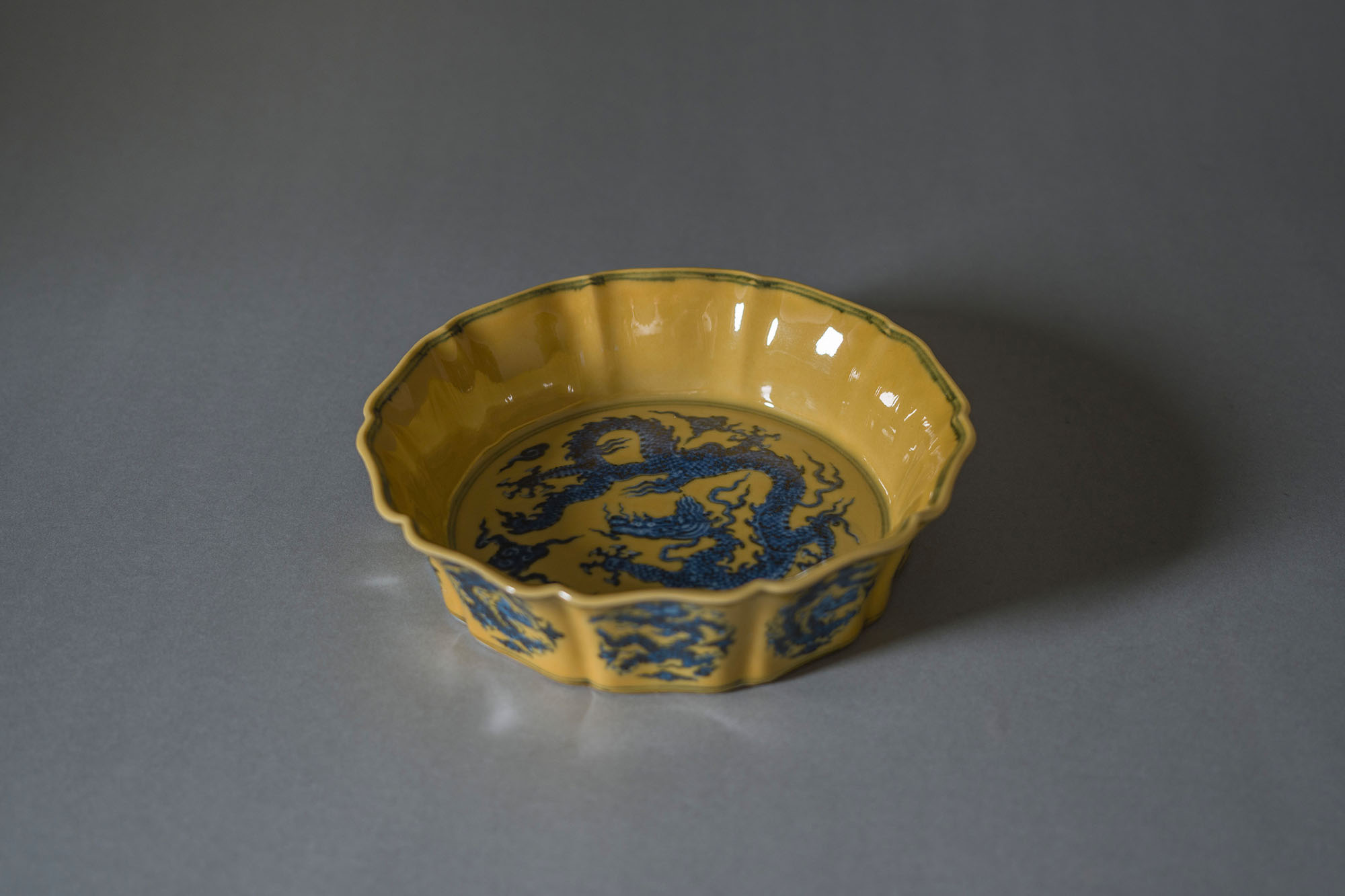 明宣德 黄釉青花内外底龙戏珠纹十棱葵瓣式洗