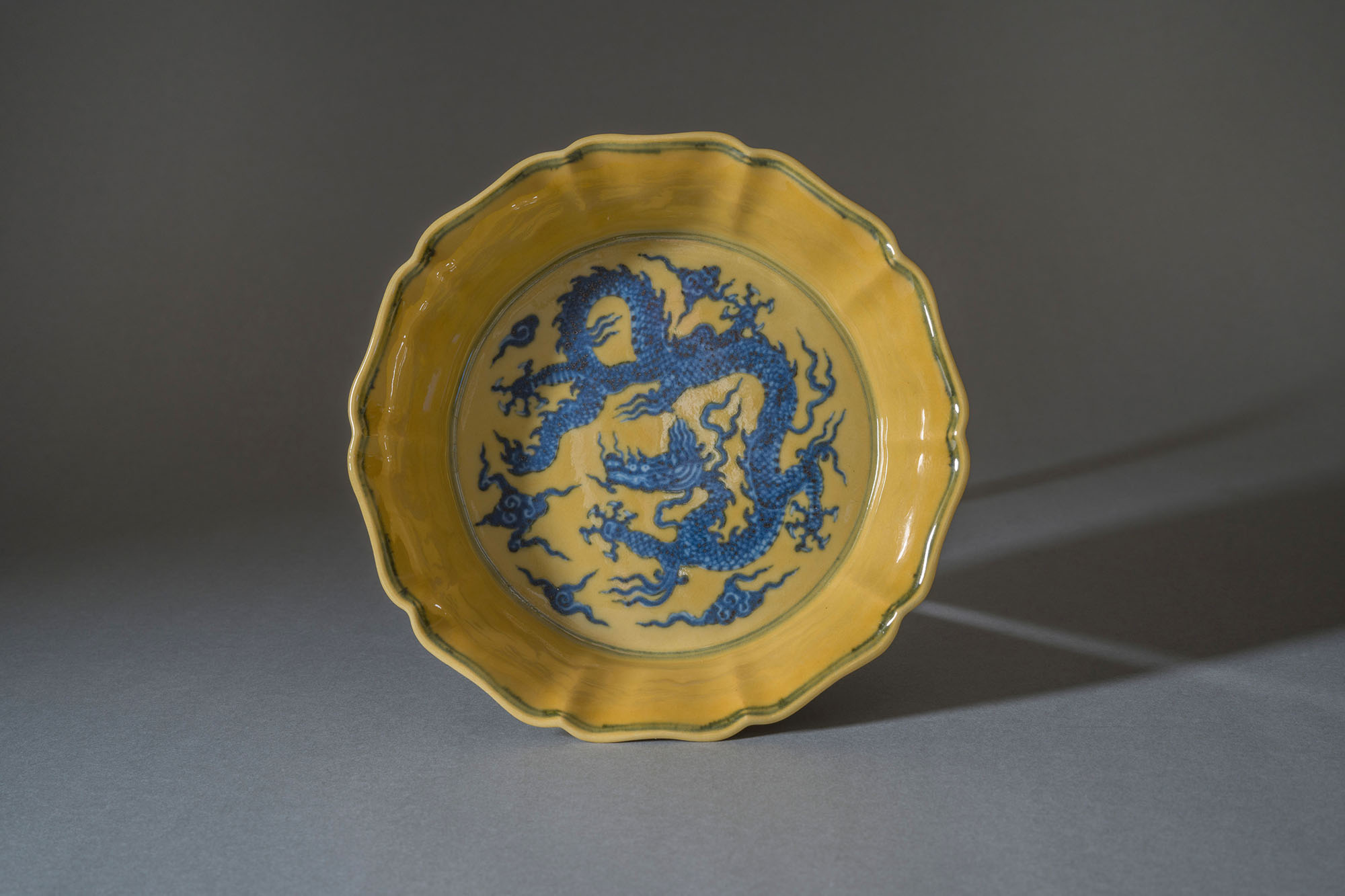 明宣德 黄釉青花内外底龙戏珠纹十棱葵瓣式洗