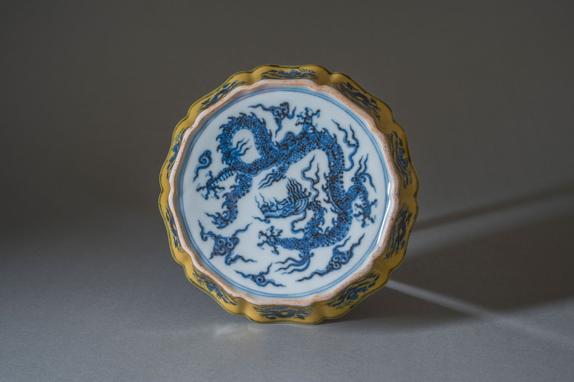 明宣德 黄釉青花内外底龙戏珠纹十棱葵瓣式洗